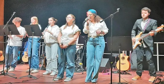 photo  les élèves de l’école de musique de l’orée de bercé bélinois, ici en répétition, seront sur la scène du val’rhonne les samedi 13 et dimanche 14 avril pour chanter les beatles.  &copy;  le maine libre 