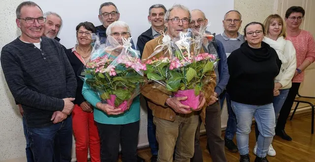 photo  les lauréats et élus municipaux présents à la cérémonie de remise des prix du concours de fleurissement.  &copy;  ouest-france 
