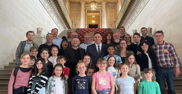 photo  40 aignéennes et aignéens ont participé à la visite du sénat samedi 6 avril.  &copy;  le maine libre 