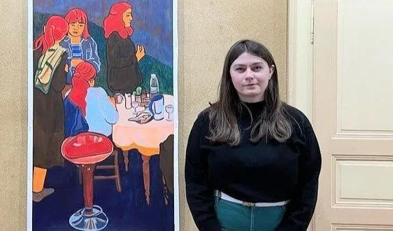 photo  alice hervé présentant une de ses œuvres.  &copy;  le maine libre 