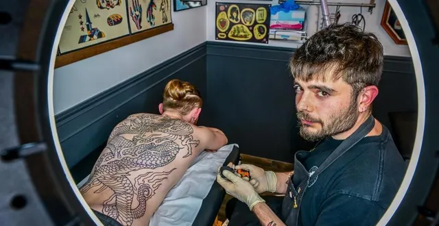 photo  tatoueur au gudna tattoo depuis huit ans, théo réalise le tatouage sur le dos de lohan.  &copy;  photo : le maine libre – yvon loue 