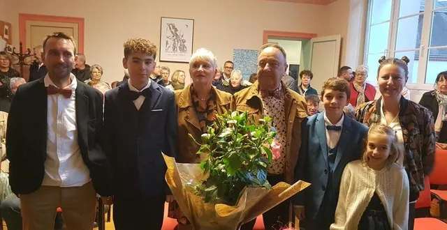 photo  marie-rose et francis entourés de leur famille.   &copy;  le maine libre 