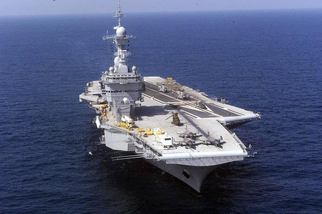 Pourquoi le porte-avions Charles de Gaulle va-t-il passer sous le
