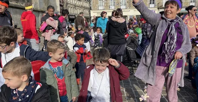 photo  pluie de confettis sur la place la magdeleine pour ses élèves de l’école sainte-thérèse.  &copy;  ouest-france 