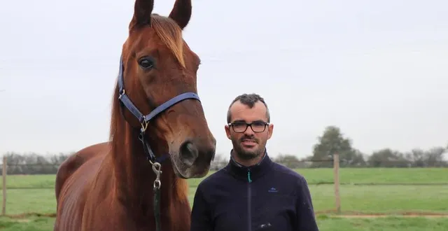 photo  l’entraîneur antoine marion est installé à marigné près d’angers. ici, avec diego du canter, le cheval qui lui a fait gagner son premier quinte +.  &copy;  archives ouest-france 