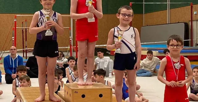 photo  le podium poussin, avec à gauche sur la seconde marche, armand chevreux-leduc.  &copy;  co 