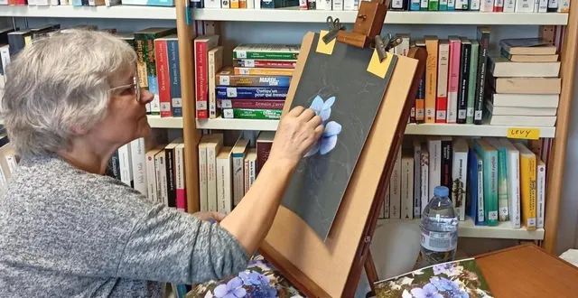 photo  marinette le peillet en pleine action, dessine au pastel.  &copy;  ouest-france 