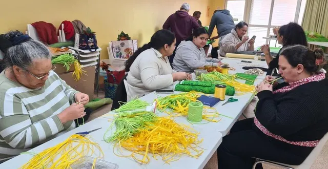 photo  préparation des « ii », sortes de pompons en raphia pour les danses.  &copy;  ouest-france 