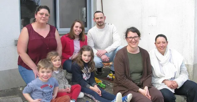 photo  les membres de l’association les bambins de l’école préparent la fête du samedi 20 avril. assise à droite, la présidente audrey conroy.  &copy;  ouest-france 