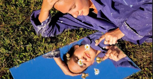 photo  la palvinéenne douce d’ivry s’est penchée sur les petites bêtes du territoire de la commune qu’elle a mises en scène à l’aide de miroirs.  &copy;  douce d’ivry 