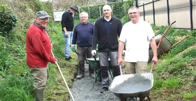 photo  la vingtaine de bénévoles ont durant les deux étalés plus de 130 tonnes de remblais afin d’obtenir un circuit pmr de 3,3 km.  &copy;  le maine libre 