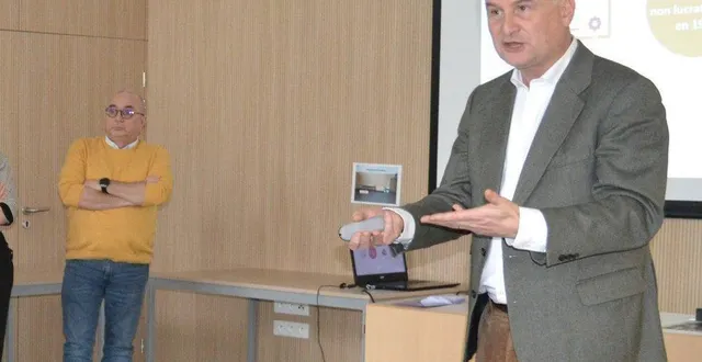 photo  chef d’établissement, édouard petit a présenté le centre aux candidats.  &copy;  ml 