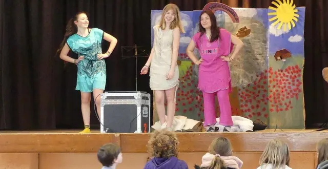 photo  l’an dernier, des jeunes avaient organisé un défilé de mode avec les vêtements du marché gratuit.  &copy;  archives ouest-france. 
