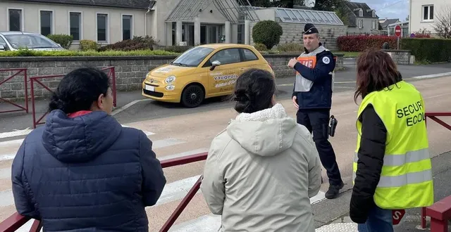 photo  le capitaine matthieu restout a rappelé les gestes de sécurité pour faire traverser les élèves devant l’école des vergers, à saint-georges-des-groseillers (orne).  &copy;  ouest-france 