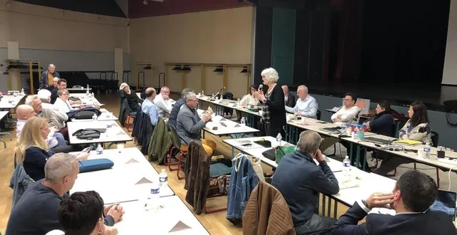 photo  la question de la grève des agents du service enfance jeunesse a animé la fin du conseil communautaire gesnois bilurien, jeudi 11 avril 2024.  &copy;  le maine libre 