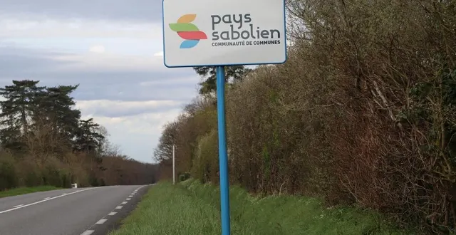 photo  douze panneaux ont été changés à l’entrée du pays sabolien sur les routes départementales, comme ici entre noyen et parcé.  &copy;  ouest-france 