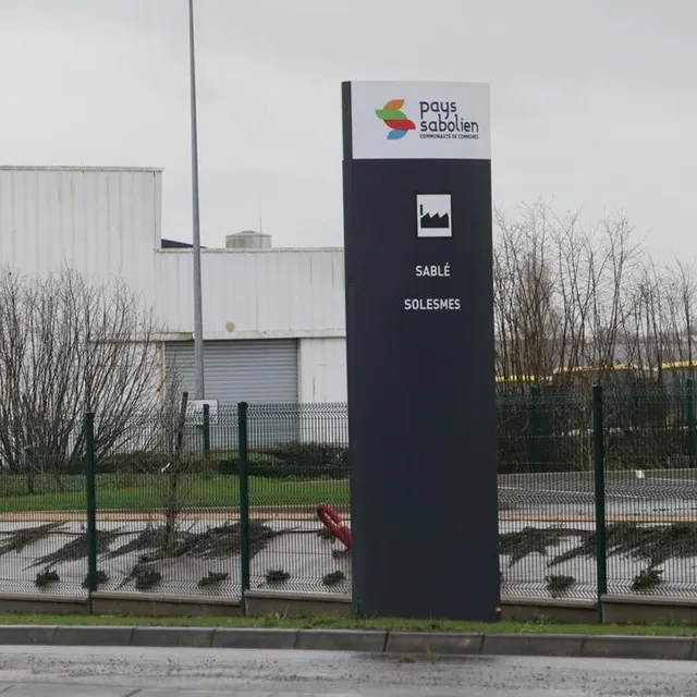 photo les zones d’activités bénéficient aussi d’une nouvelle signalétique très épurée.  ©  ouest-france