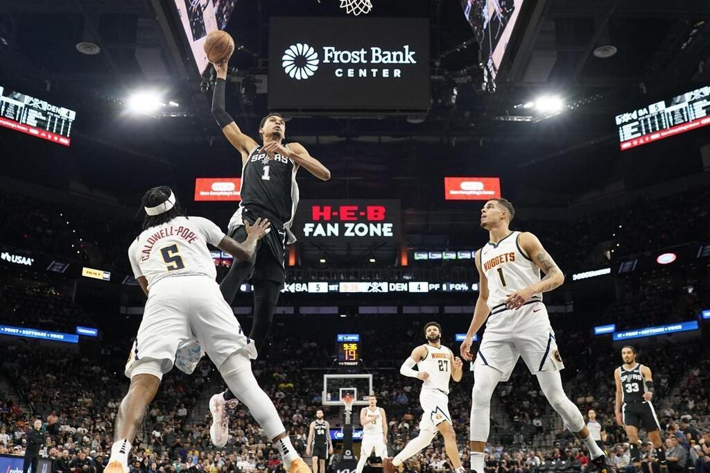 NBA. En tribunes, le maire de San Antonio affiche une drôle de pancarte ...