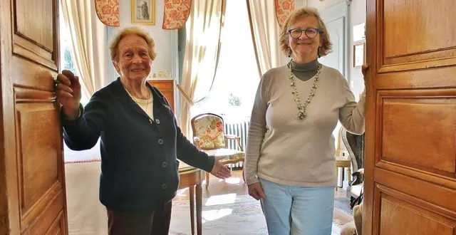 photo  hélène du peyroux, la propriétaire, et sa fille nathalie le brethon, ouvrent les portes de différentes pièces du château de dobert lors des visites guidées d’avril à septembre.  &copy;  ouest-france 