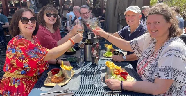 photo  à la terrasse du bar-restaurant du marais dans le centre-ville de la ferté-bernard, ces amis ont profité du soleil pour se retrouver autour d’un bon repas.  &copy;  le maine libre 
