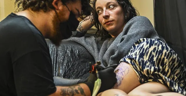 photo  il est possible de se faire tatouer directement sur le salon.  &copy;  le maine libre - denis lambert 