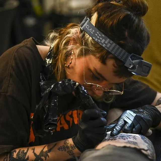 photo concentration maximale pour cette tatoueuse.  ©  le maine libre - denis lambert