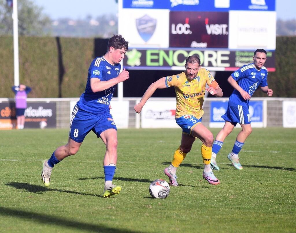 Foot N3 Saint Lô Bute Sur Les Poteaux Et Sincline Face à Oissel