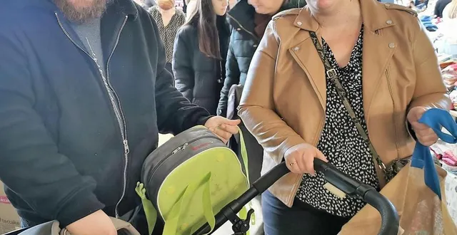 photo  priscilla et romain, d’allonnes, ont trouvé leur bonheur au kids broc et déniché une gigoteuse, un réducteur de chaise et des vêtements pour leur petit aydanne, 8 mois tout juste ce dimanche 7 avril  &copy;  ml 