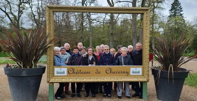 photo  photo souvenir avant de quitter le château de cheverny.  &copy;  générations mouvement 