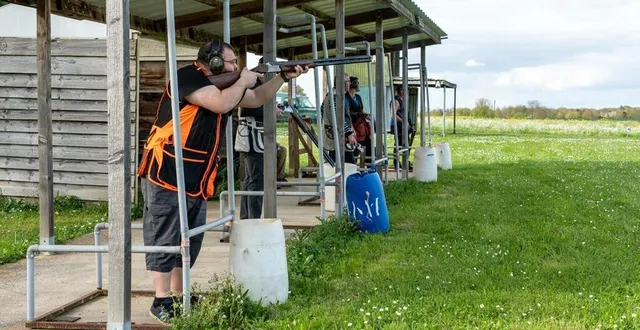 photo  assé-le-boisne, jeudi 11 avril 2024. le ball-trap exige beaucoup de concentration. les tireurs n’ont que quelques secondes pour tirer sur des pigeons en argile qui semblent minuscules une fois propulsés dans les airs.  &copy;  le maine libre - xavier sarrat 