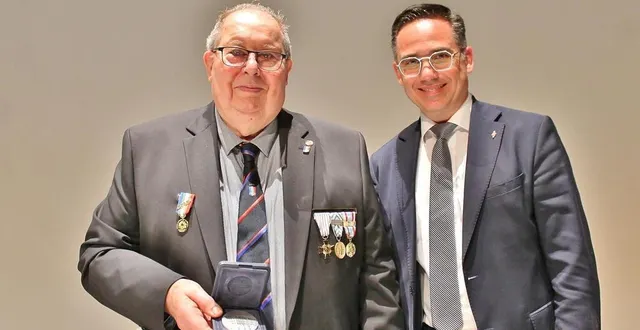 photo  michel chanteau a reçu la médaille de la ville de sablé-sur-sarthe, remise par le maire, nicolas leudière, dimanche 14 avril 2024, lors du congrès départemental de l’union nationale des combattants (unc).  &copy;  ouest-france 