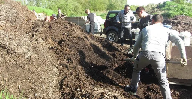 photo  une montagne de paillis que l’on a pris d’assaut, samedi matin 13 avril. on a chargé brouettes et remorques à ras bord, on répandra l’amendement sur les planches de légumes, dans un but écologique et protecteur.  &copy;  ouest-france 