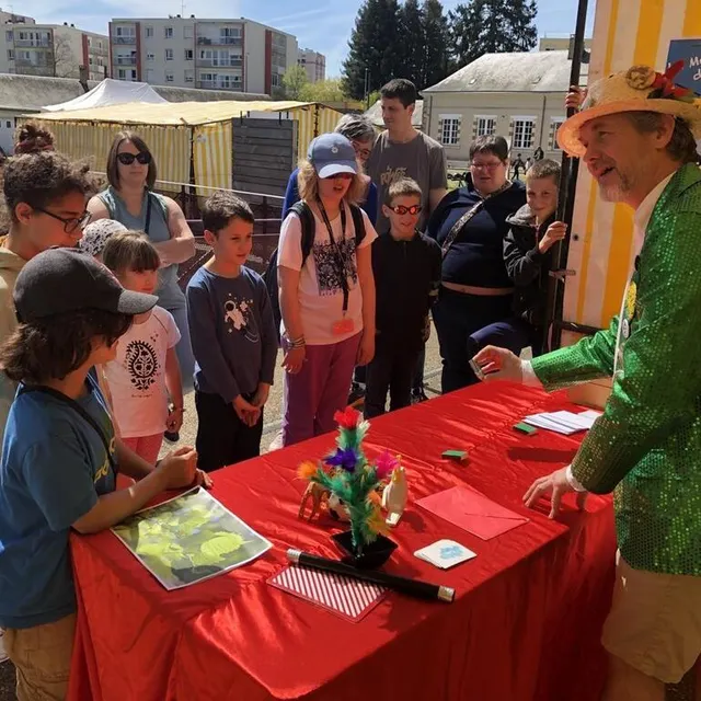 photo le magicien d’o a fait des tours de passe-passe avec des graines.  ©  le maine libre