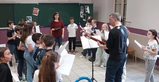 photo  sarah pouplet et sébastien rousselet font répéter aux 24 élèves de la classe de cm1-cm2 de l’école des glycines, la chanson que ces derniers ont créé.  &copy;  ouest-france 