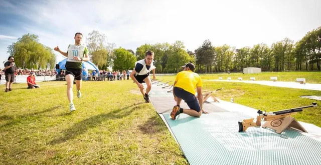 photo  antoine aubert, dernier relayeur des canards boiteux, sort du pas de tir devant le concurrent des one shot.  &copy;  dominique breugnot 
