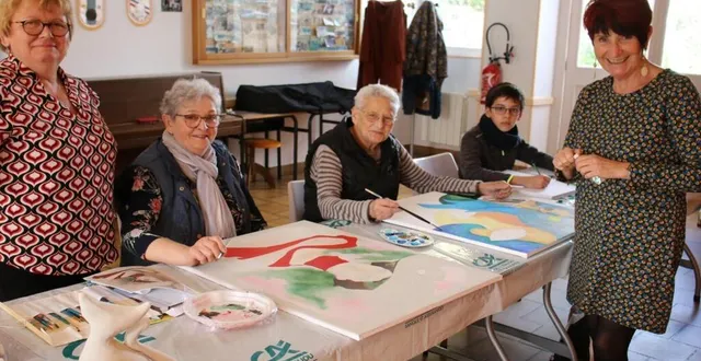 photo  en présence de maryline sangleboeuf, (à gauche), annie françois, (à droite), apporte ses conseils aux élèves de l’atelier d’art.  &copy;  ouest-france 