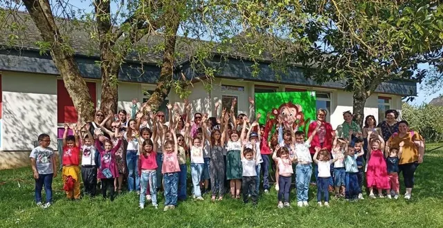 photo  enfants et enseignantes devant kalimata.  &copy;  ouest-france 