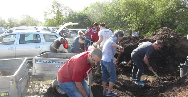 photo  les jardiniers se sont attaqués à une montagne de paillis dont ils ont rempli brouettes et remorques.  &copy;  co 