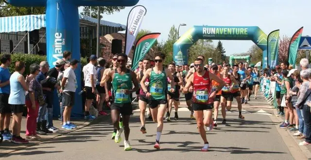 photo  au départ des 10 km à 15 h, en tête le local de l’étape avec le dossard 159, tony fernandès.  &copy;  le maine libre 