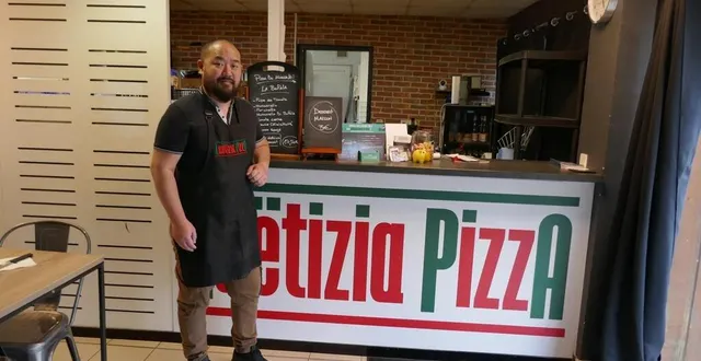 photo  le chef alain ly vu devant son échoppe de pizzas à emporter.  &copy;  ouest-france 