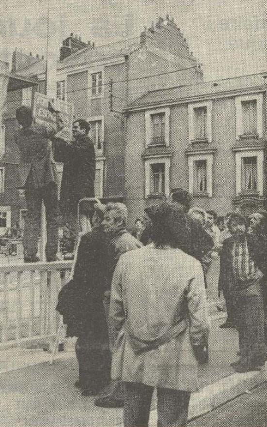 photo le 2 octobre 1975, des syndicalistes des chantiers navals rebaptisent le pont anne-de-bretagne pont des martyrs espagnols.  ©  photo archives presse océan