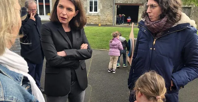 photo  la présidente de la région pays de la loire christelle morançais en visite à l’école maternelle de coulans-sur-gée.  &copy;  le maine libre 