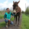 photo  lucile camus et l’un de ses ânes, valentin. 