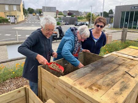 photo L’expérience d’un composteur partagé près de la médiathèque de Donville est un succès, grâce à des référentes qui veillent sur les bacs. Ouest-France 