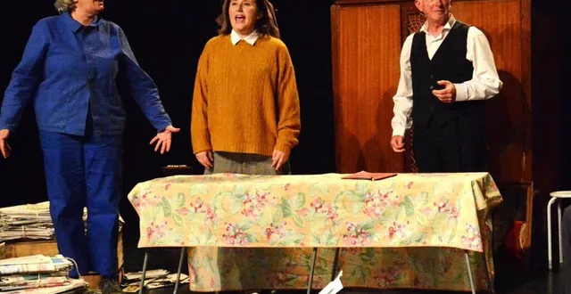 photo  « un drôle de cadeau » de la compagnie décalcomédies.  &copy;  csl sargé-lès le mans 