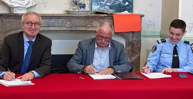 photo  de gauche à droite : olivier compain, sous-préfet de l’arrondissement de mamers ; christian lemasson, maire ; claire moquet, cheffe d’escadron de la compagnie de gendarmerie du mans.  &copy;  ouest-france 