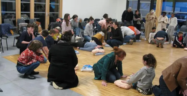 photo  près de 70 personnes, dont la moitié d’enfants, sont venues s’initier aux gestes de premiers secours, mardi dernier, à la salle de la gare. le dr thibault schotté de loué, assisté de l’infirmière de coulans, a d’abord effectué une démonstration.  &copy;  ouest-france 