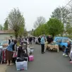 photo depuis la place, toute la rue en direction de lavaré accueillait de nombreux exposants pour cette brocante dominicale.