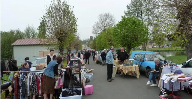 photo  depuis la place, toute la rue en direction de lavaré accueillait de nombreux exposants pour cette brocante dominicale.  &copy;  ouest-france 