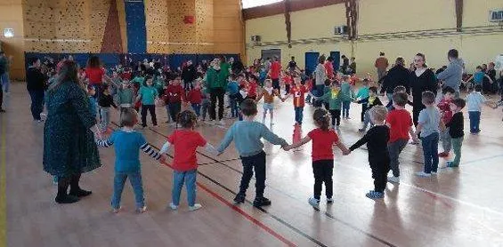 photo  les enfants de plusieurs écoles maternelles du territoire se sont retrouvés au gymnase, vendredi matin, pour le bal de comptines.  &copy;  ouest-france 